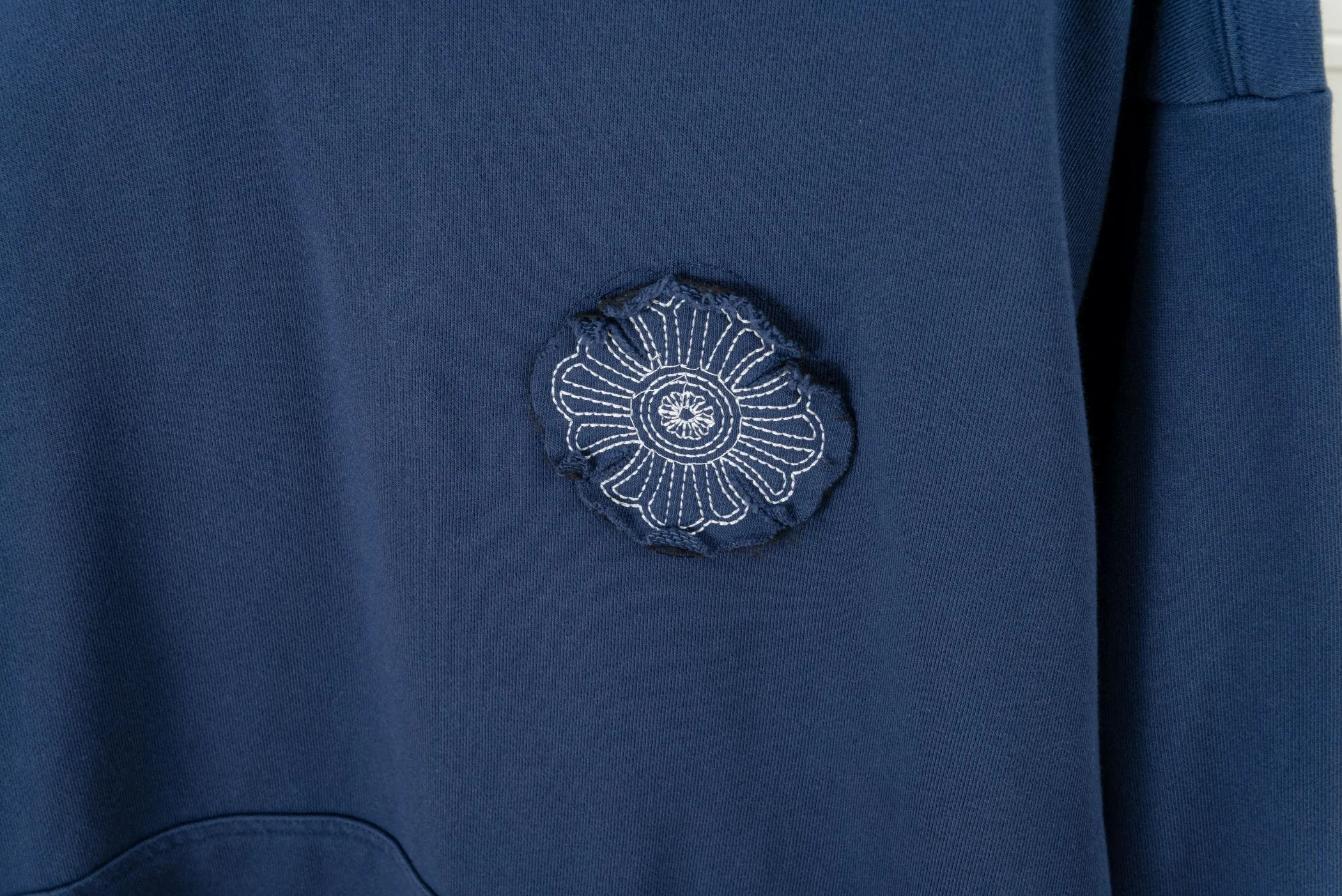 P320 𝗖𝗵𝗿𝗼𝗺𝗲 𝗛𝗲𝗮𝗿𝘁𝘀/Cro Heart 2025 Cross Patch Embroidery Summer New Original Single Counter American Acid Washed Distressed Laser Burnt Patch Embroidery Couple Casual Hooded Sweatshirt Customized fabric 440g tripe terry fabric! American acid-washed and distressed original fabric laser burnt ✟appliqué embroidery and exquisite embroidery of letters! The best-selling model at the counter. It is very comfortable to wear. It is low-key yet luxurious. It is very classy when worn. The large size and tailoring are needless to say. The upper body is exquisite and vivid. 👍High-end first-class materials. A truly palace-level product. The cotton from Turkey is of outstanding quality. After heavy washing, the clothes are very soft! Not picky, the upper body is absolutely stylish and extremely luxurious. Auxiliary materials: The original model has been authenticated and labeled ➕100% silk washed with water label. Genuine purchase-grade original hangtag➕matching hanging rope➕3D hanging beads➕original packaging bag. Craftsmanship: The original version has consistent wiring! The highest version of the armhole matching technique! Countless times of pattern making to 100% restore the original appearance! The correct version is the same for men and women, super eye-catching, super good-looking, and super atmospheric! Color: white, washed black, washed blue Size: XS-L